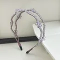Detalle de cuentas de cristal tejidas de doble capa en una diadema floral lila - Morado