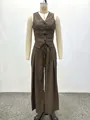 Detalle del chaleco marrón de raya diplomática y pantalones de talle alto con tela lisa - S / café