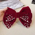 Samt weinrote Haarschleife mit Kunstperlen für elegantes Braut-Haar-Styling - Perle Schleife Haarklammer / Rot