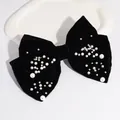 Eleganter schwarzer Samt-Haarschleife mit weißen Perlen auf einem weißen Keramiktablett - Perle Schleife Haarklammer / Schwarz