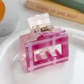 Vierkante roze geruite haarklem van acryl op een wit bord in een frisse setting - Roze en Paars Ruitje