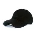 Detailaufnahme der schwarzen Fleece-Textur einer warmen Winter-Baseballkappe - Verstellbar / Schwarz