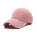 Nahaufnahme der rosa Lammwolltextur und der warmen Stoffdetails der Baseballkappe - Verstellbar / Rosa
