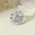 Unregelmäßiger geometrischer Sonnenblumenring mit silbernen texturierten Blütenblättern - Silber (WR1087)