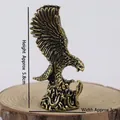 Dettaglio che mostra l'altezza di 5,8 cm di questa statua di aquila in ottone - Aquila
