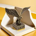 Dettaglio di scultura di aquila in bronzo con piume d'ala rifinite e trama in metallo - Aquila della Grande Ambizione