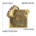 Dettaglio spilla grammofono vintage 2,6x2,3 cm con strass rosa e misure del prodotto - Oro Antico