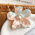 Bloemvormige haarklem met blauw en roze marmerpatroon voor elegante kapsels - Meerblauw