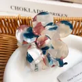 Bloemvormige haarklem van acetaat met marmertextuur in vintage bordeaux en blauw - Blauw-Bruin Patchwork