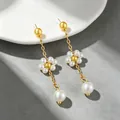 Eleganti orecchini pendenti dorati con fiore di perla e lunga catena in metallo - Orecchini a Pendente Lungo con Margherita E206
