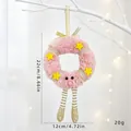 Ciondolo ghirlanda natalizia in peluche rosa con stelle gialle e misure del prodotto - Rosa