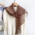 Sciarpa in seta di gelso 100% marrone scuro a pois bianchi su maglione bianco - Marrone Pois Grandi