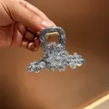 Elegante pinza de pelo tejida gris azulado con perlas de cristal y muelle dorado - Azul claro