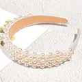 Serre-tête large élégant avec trois rangées de perles nacrées sur satin blanc - Style Épais en Satin Vintage Blanc