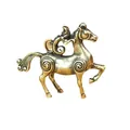 Détail d'une figurine de cheval en cuivre antique montrant des textures gravées - Singe sur Cheval (Promotion)