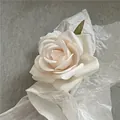 Fermaglio per capelli con rosa in tessuto bianco crema e foglia su fondo marmo - Fiore Bianco Crema (Clip a Becco d'Anatra) / Bianco Sporco