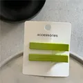 Set di due fermagli per capelli verde avocado lucido su cartoncino di presentazione - Stile Rettangolare / verde chiaro