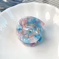 Molla per capelli in acetato a forma di conchiglia con venature rosa e blu - Blu Tiffany