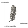 Broche de pluma plateada con diamantes de imitación y medidas de 6,5 cm por 2,5 cm - Color gunmetal