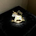 Spilla unicorno con madreperla bianca e dettagli cuore dorati su velluto nero di lusso - Spilla Pony Unicorno