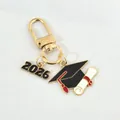 Portachiavi laurea 2026 dorato con tocco in smalto nero e pergamena con nastro rosso - Stile Tocco di Laurea 2026