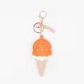 Détail du porte-clés crème glacée en cuir PU avec pompon rose, cloche et fermoir doré - Orange