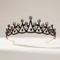 Goldene Krone im Gothic-Stil mit schwarzen Strasssteinen und grauen Schmucksteinen - Antikgold mit schwarzem Strass