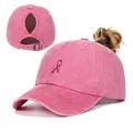 Détail d'une casquette en coton avec ouverture pour queue de cheval et broderie - Réglable / Rose Queue de Cheval