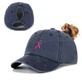 Détail de la casquette queue de cheval en denim délavé bleu marine et ruban rose - Réglable / Bleu Marine Queue de Cheval