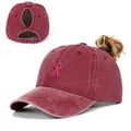 Casquette de baseball en coton délavé rouge foncé avec broderie ruban rose et fente pour queue - Réglable / Bordeaux Queue de Cheval