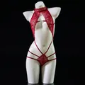 Detail van rode kanten teddy lingerie met halternek en verfijnde bloemmotieven - Eén maat / Bordeauxrood