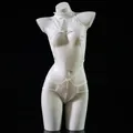 Detailopname van witte bloemenkant en halter nek hol ontwerp op de sexy bodysuit - Eén maat / Wit