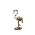 Dettaglio scultura di gru in bronzo vintage con piume incise e posa su una gamba sola - Gru in Piedi
