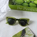 Occhiali da sole retrò verde oliva traslucidi con lenti scure e montura rotonda chic - Occhi di Gatto Traslucido Vintage Verde Oliva (Verde 5)