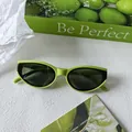 Occhiali da sole cat-eye verde lime retrò con lenti grigio scuro per uno stile vintage - Occhi di Gatto a Montatura Intera Vintage Verde Lime (Verde 4)