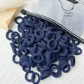 Elastische dunkelblaue nahtlose Haargummis für Kinder im mattierten Beutel mit Ente - 50 Stück / Dunkelblau