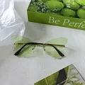 Occhiali da sole a farfalla senza montatura verdi con montatura in metallo dorato e lenti - Forma a Farfalla Senza Montatura Verde Chiaro (Verde 8)