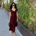 Dettaglio dell'abito sottoveste in raso bordeaux con stampa floreale nera e scollo a V - S / Borgogna