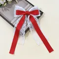 Détail du nœud papillon en satin rouge avec dentelle blanche et longs rubans fins - Rouge