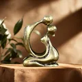Dettaglio di una scultura di coppia in ottone astratto con texture metallica - Stile abbraccio astratto