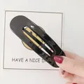 Grande fermaglio per capelli nero lucido di forma rettangolare su carta bianca - Fermagli per capelli a becco d'anatra / Nero