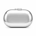 Silberne Kapsel-Clutch mit glatter Metalloberfläche und elegantem Spiegeleffekt - Silber