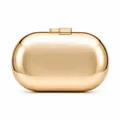 Makro-Detail der glänzend goldenen ovalen Clutch mit Hochglanz-Finish und Metallverschluss - Hellgold