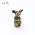 Vista dettagliata della statuetta del maiale zodiacale in ottone vintage spazzolato - Maiale dello Zodiaco - Mani Giunte Stile Porta Incenso