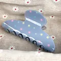 Pince à cheveux bleue translucide avec étoiles colorées et paillettes sur lin beige - Style Arche Étoile Bleue
