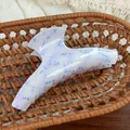 Pince à cheveux lavande élégante avec motifs floraux bleus délicats pour cheveux épais - Style Courbe Fleuri Bleu Clair
