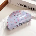 Pince à cheveux lavande avec motif floral rouge sur une assiette en céramique blanche - Style Demi-cercle Fleuri Bleu Brume