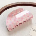 Pince à cheveux rose translucide avec motif floral bleu pour un style vintage - Style Demi-cercle Fleuri Rose