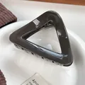 Pinza de pelo triangular grande marrón oscuro brillante para peinados de mujer - Venta Directa Bofeiya / Marrón Oscuro 8CM