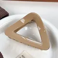 Pinza de pelo triangular hueca minimalista en acabado marrón caqui brillante - Venta Directa Bofeiya / Marrón Chocolate 8CM
